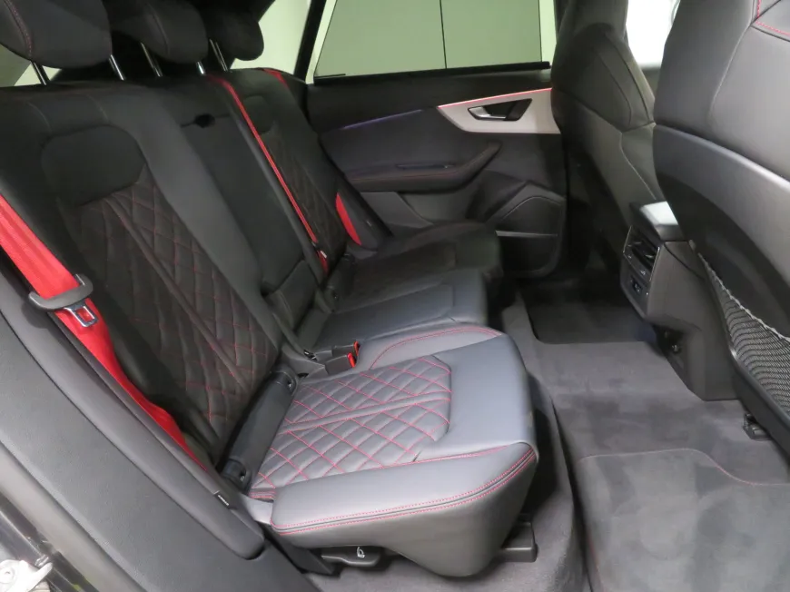 aa Audi Q8 SUV S line 55 TFSI e quattro