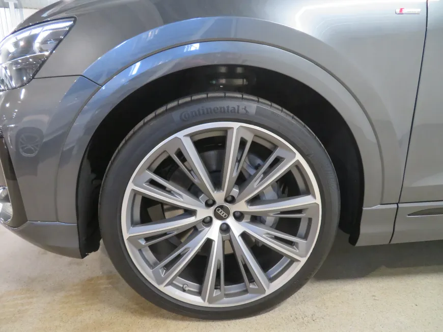 aa Audi Q8 SUV S line 55 TFSI e quattro